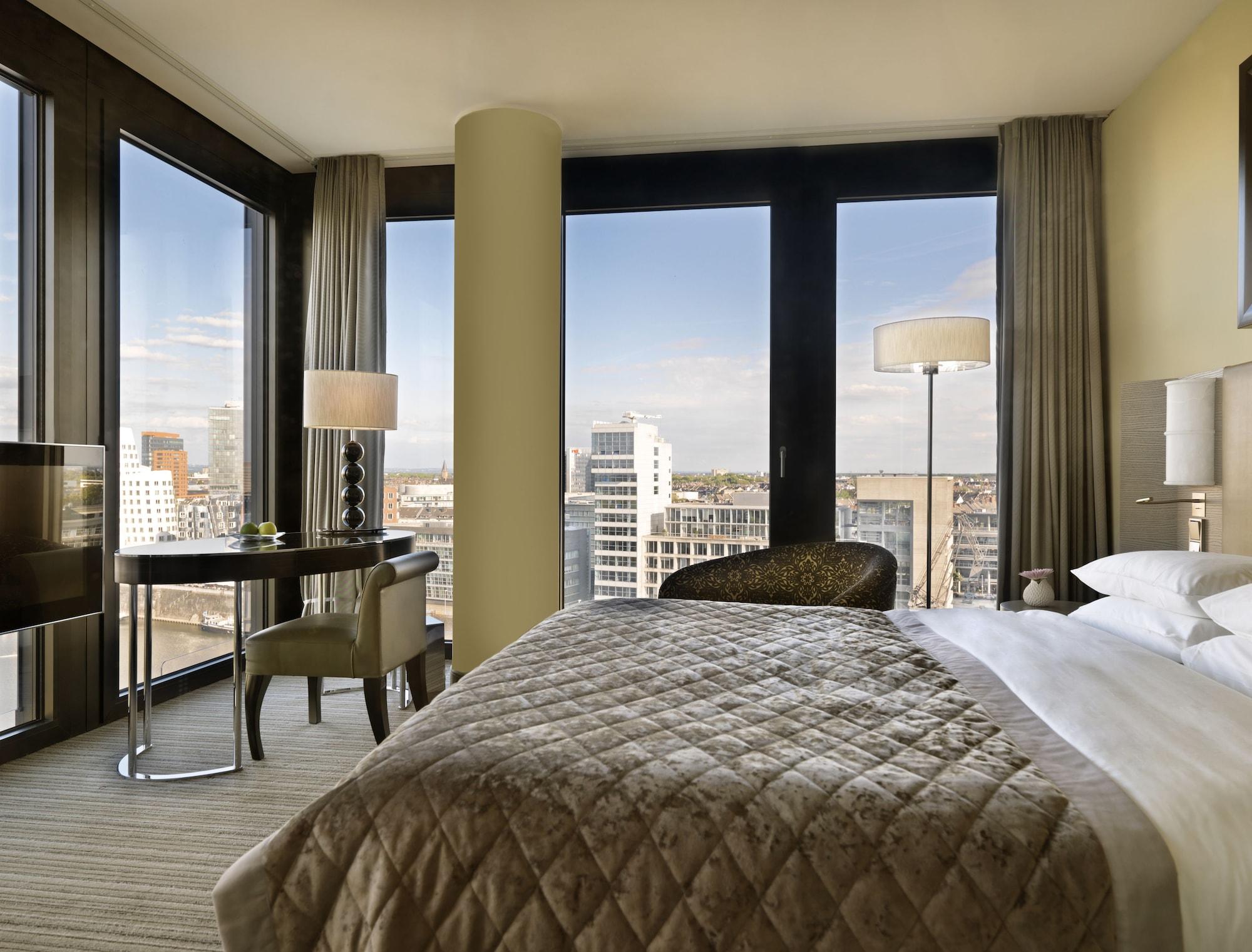 Hyatt Regency Dusseldorf Düsseldorf Exterior foto A bedroom at the Mandarin Oriental, Munich