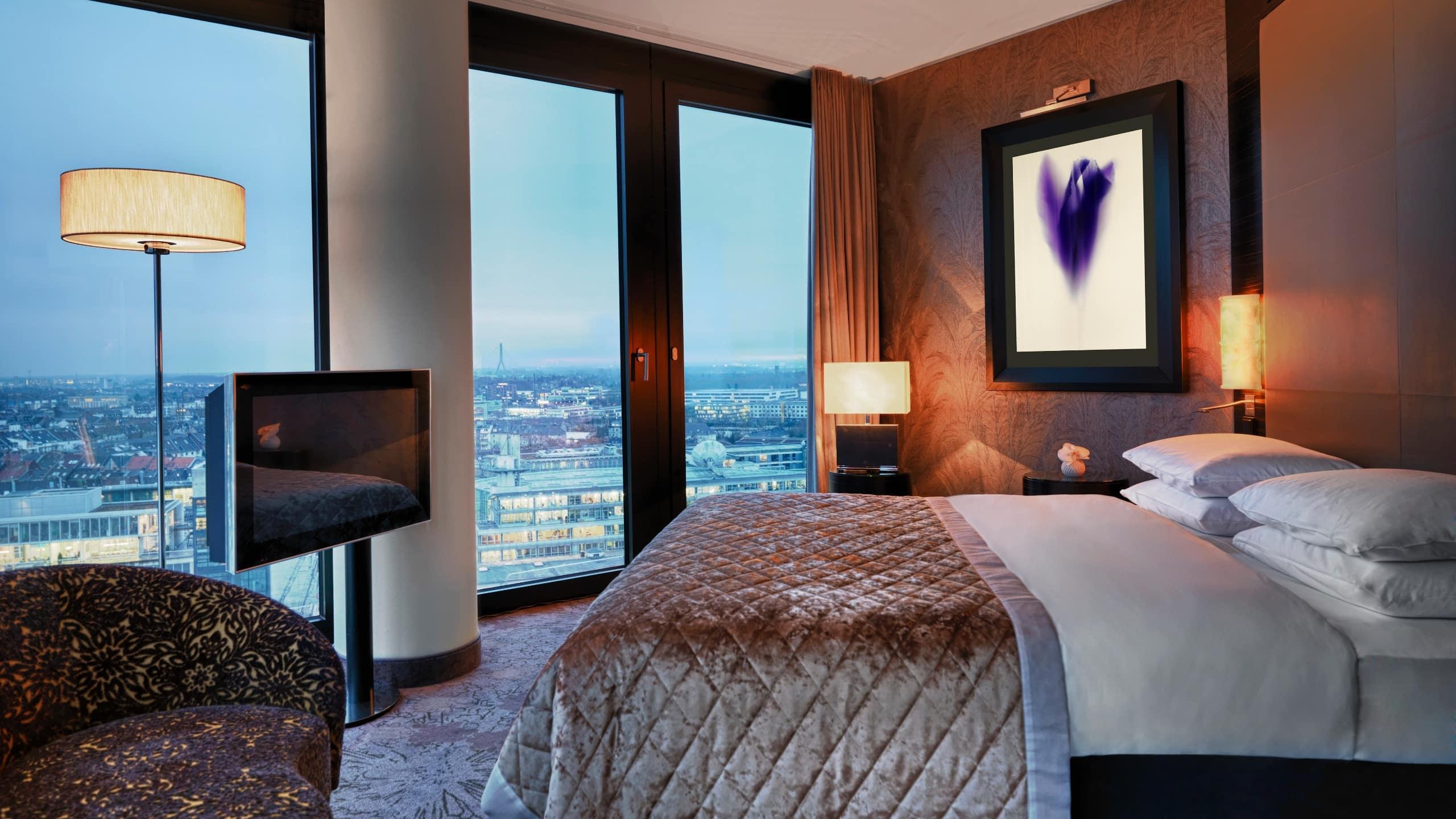 Hyatt Regency Dusseldorf Düsseldorf Exterior foto A bedroom at the Mandarin Oriental, Munich