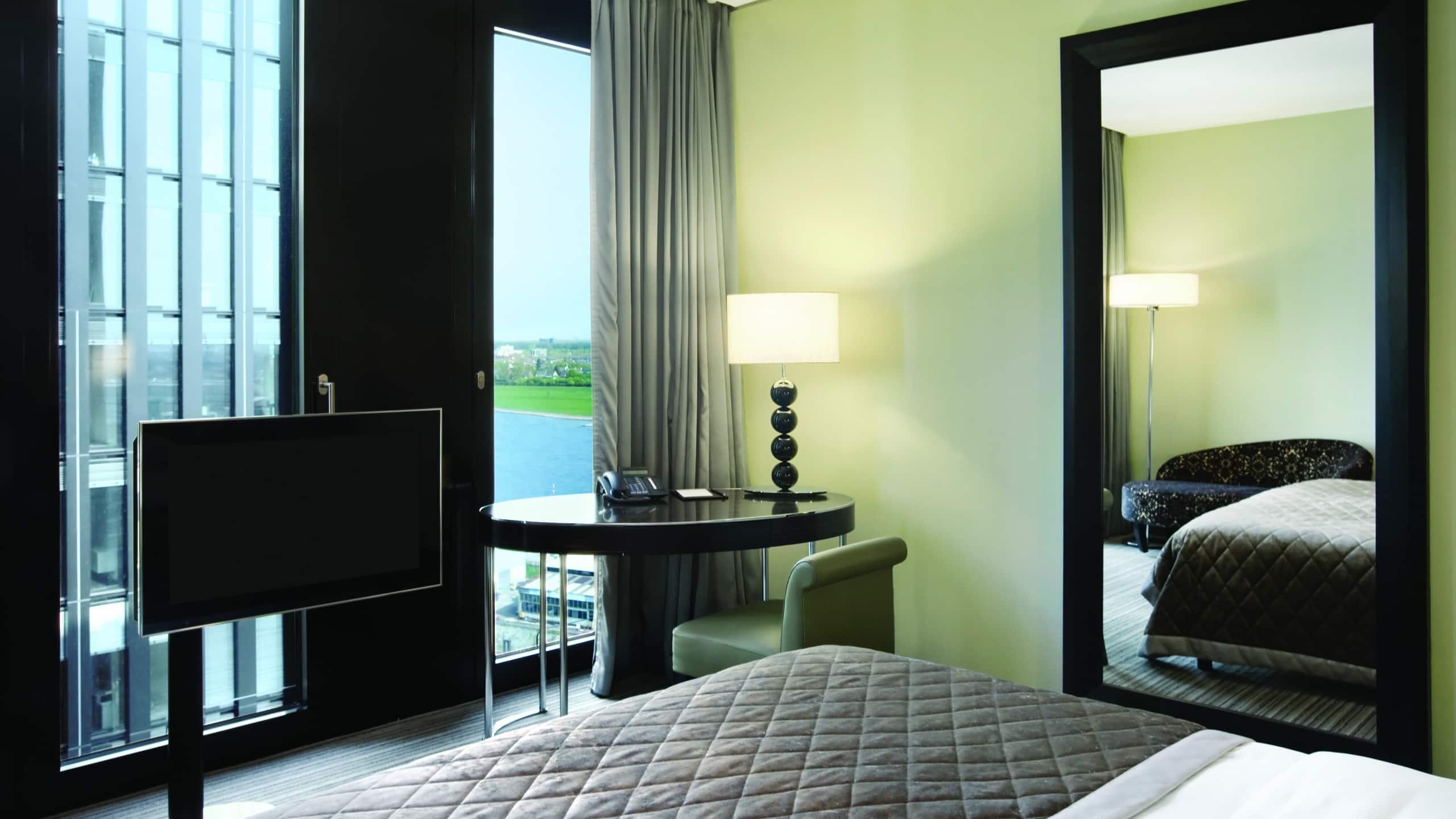 Hyatt Regency Dusseldorf Düsseldorf Exterior foto A room at the hotel