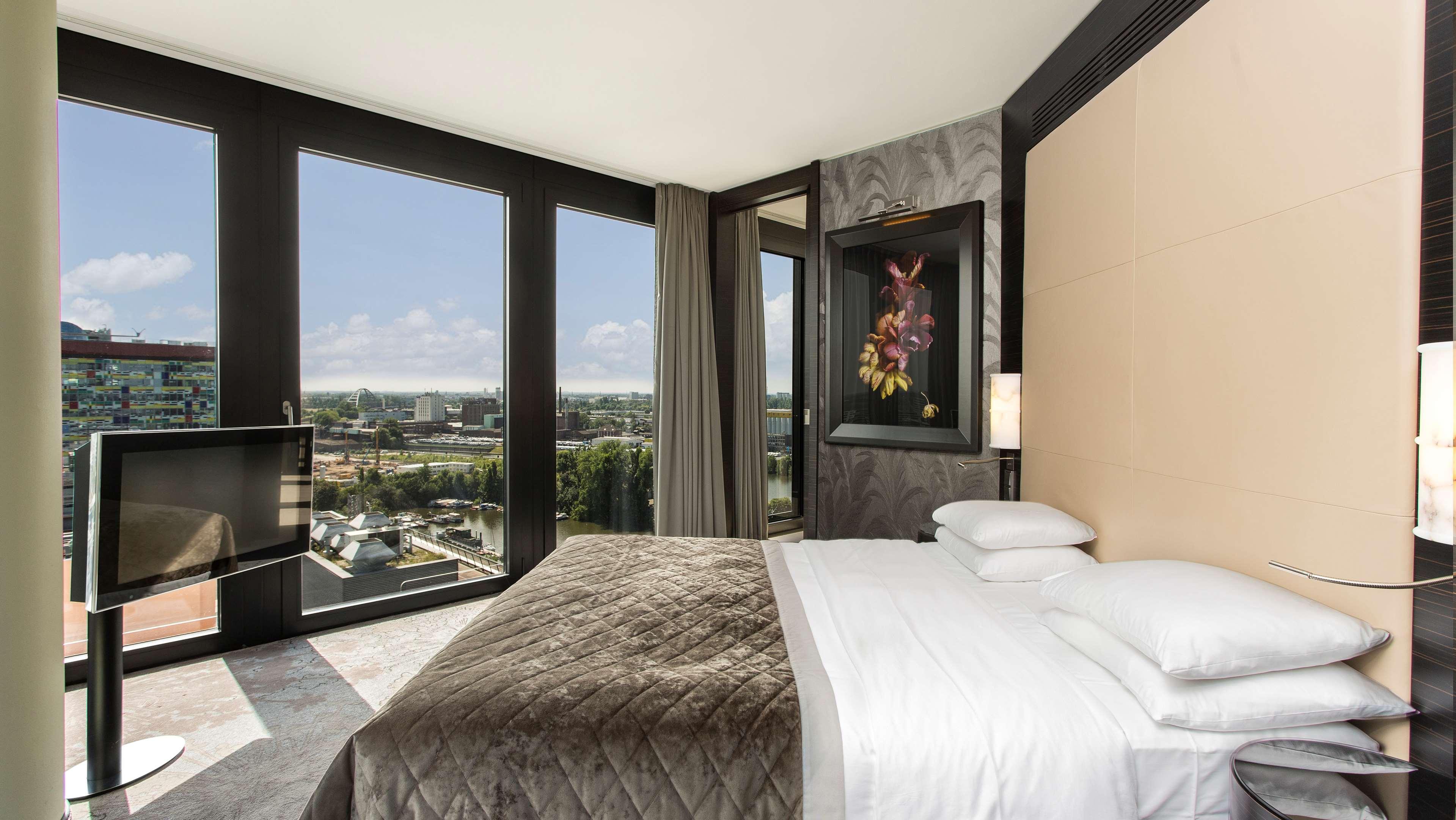 Hyatt Regency Dusseldorf Düsseldorf Exterior foto A bedroom at the hotel