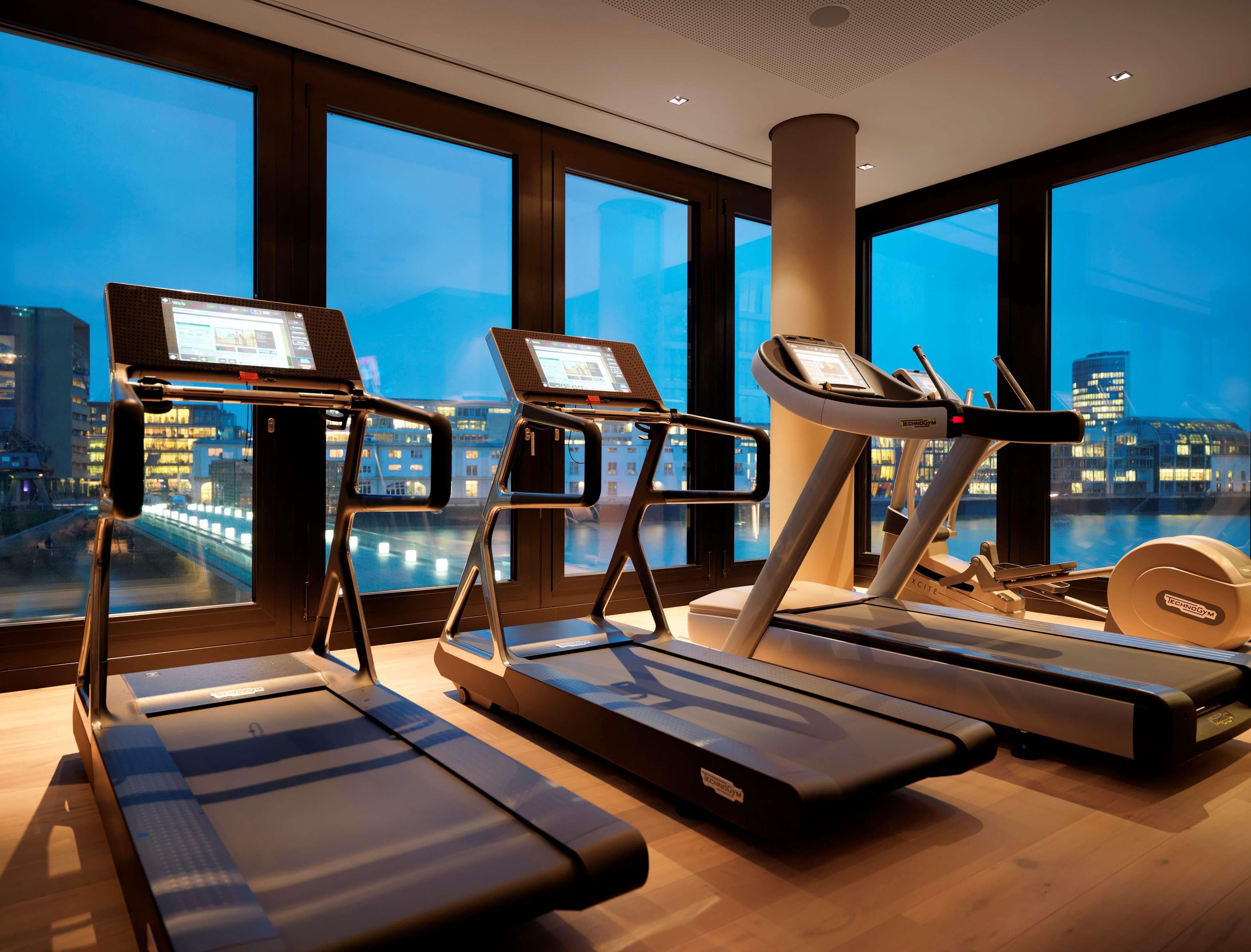 Hyatt Regency Dusseldorf Düsseldorf Exterior foto The gym at The Landmark, Hong Kong