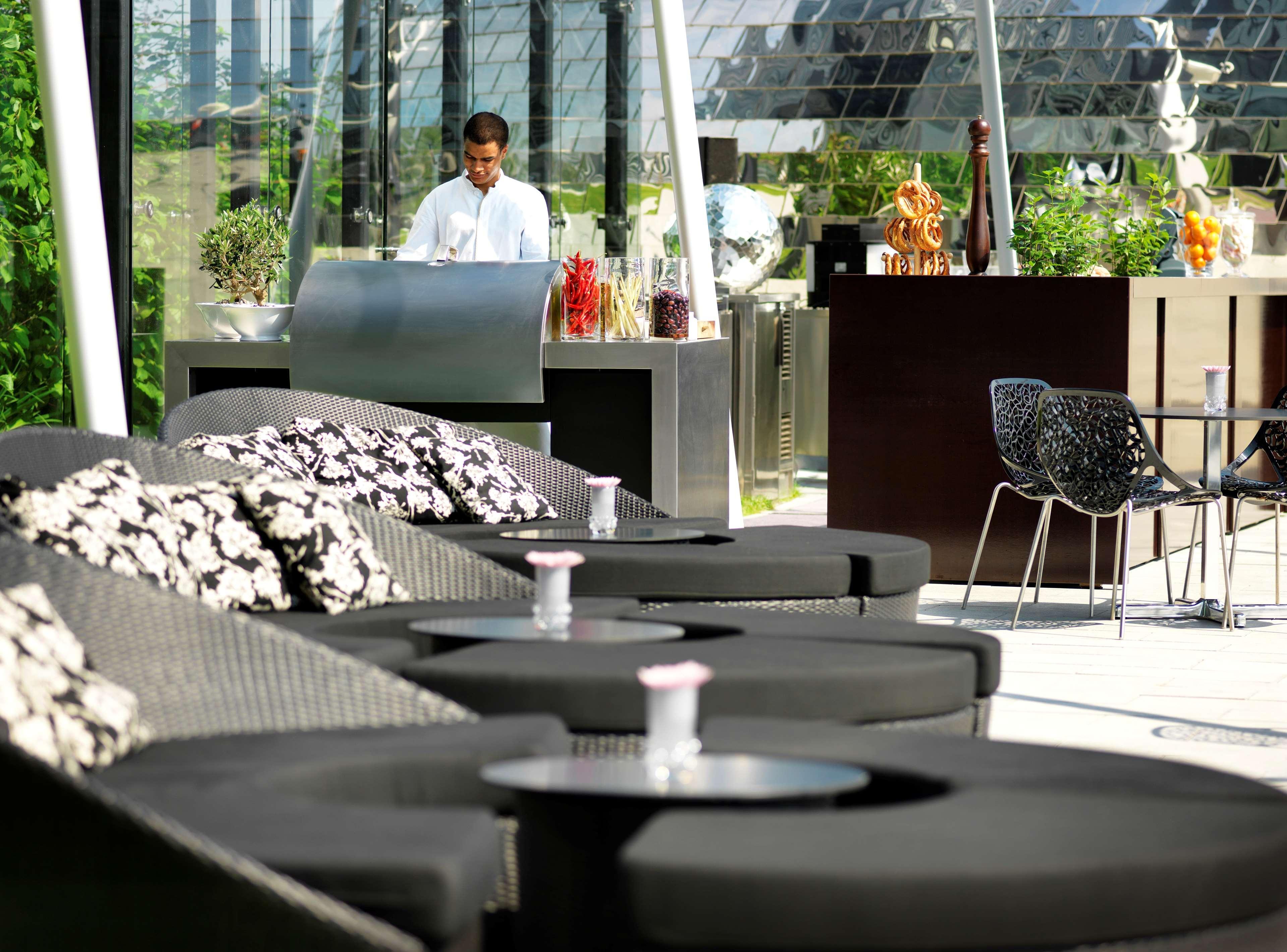 Hyatt Regency Dusseldorf Düsseldorf Exterior foto The bar at the 10th floor