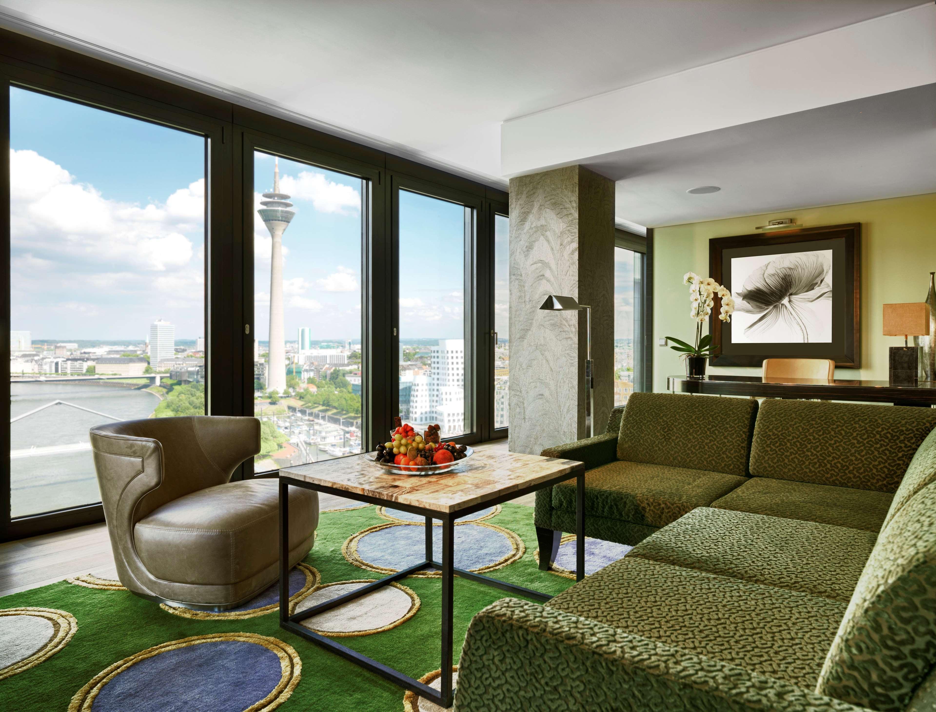 Hyatt Regency Dusseldorf Düsseldorf Exterior foto A suite at the MGM Grand Hotel
