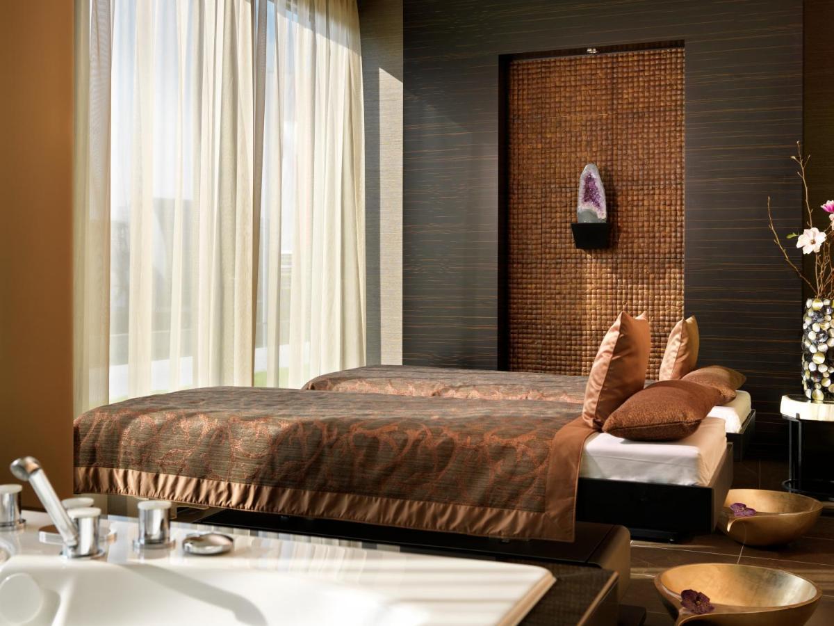 Hyatt Regency Dusseldorf Düsseldorf Exterior foto A modern bedroom