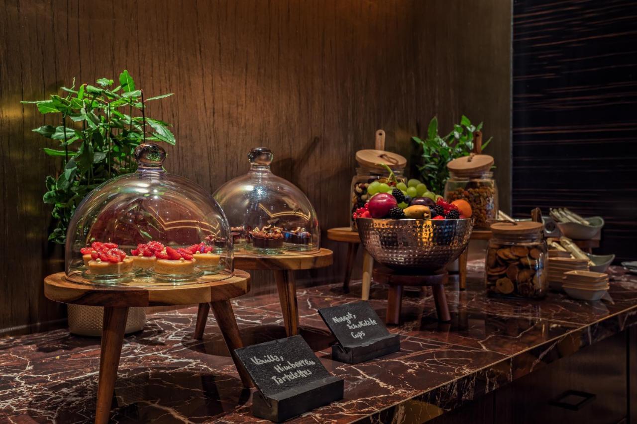 Hyatt Regency Dusseldorf Düsseldorf Exterior foto A dessert buffet at a hotel