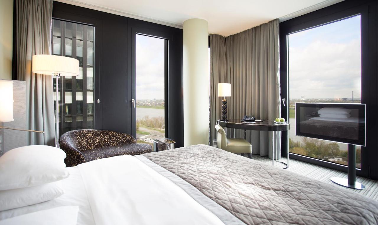 Hyatt Regency Dusseldorf Düsseldorf Exterior foto A room at the hotel