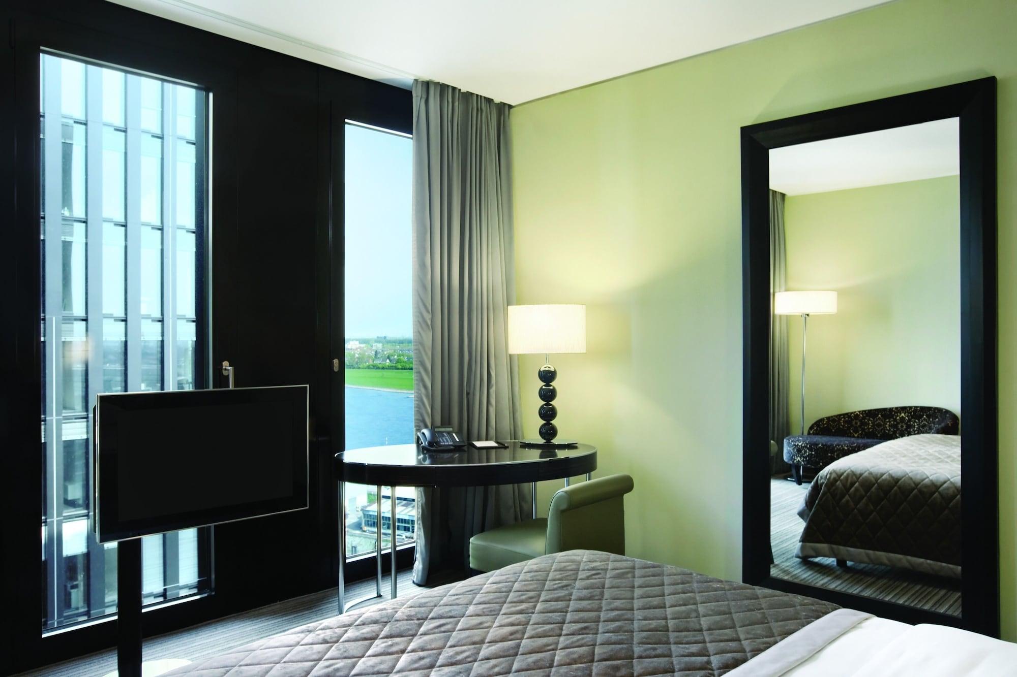 Hyatt Regency Dusseldorf Düsseldorf Exterior foto A room at the hotel