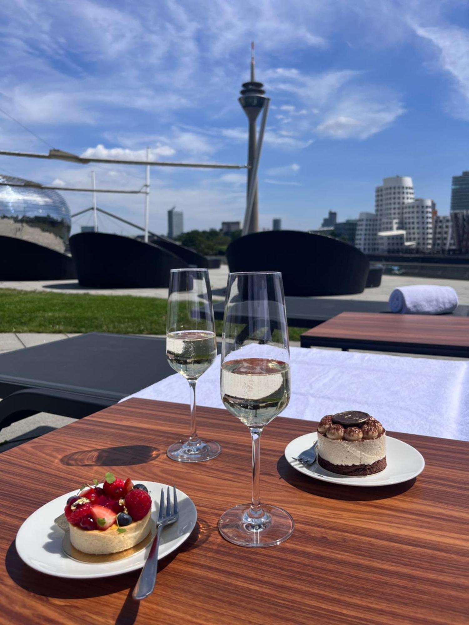 Hyatt Regency Dusseldorf Düsseldorf Exterior foto The rooftop pool at the InterContinental London - The O2