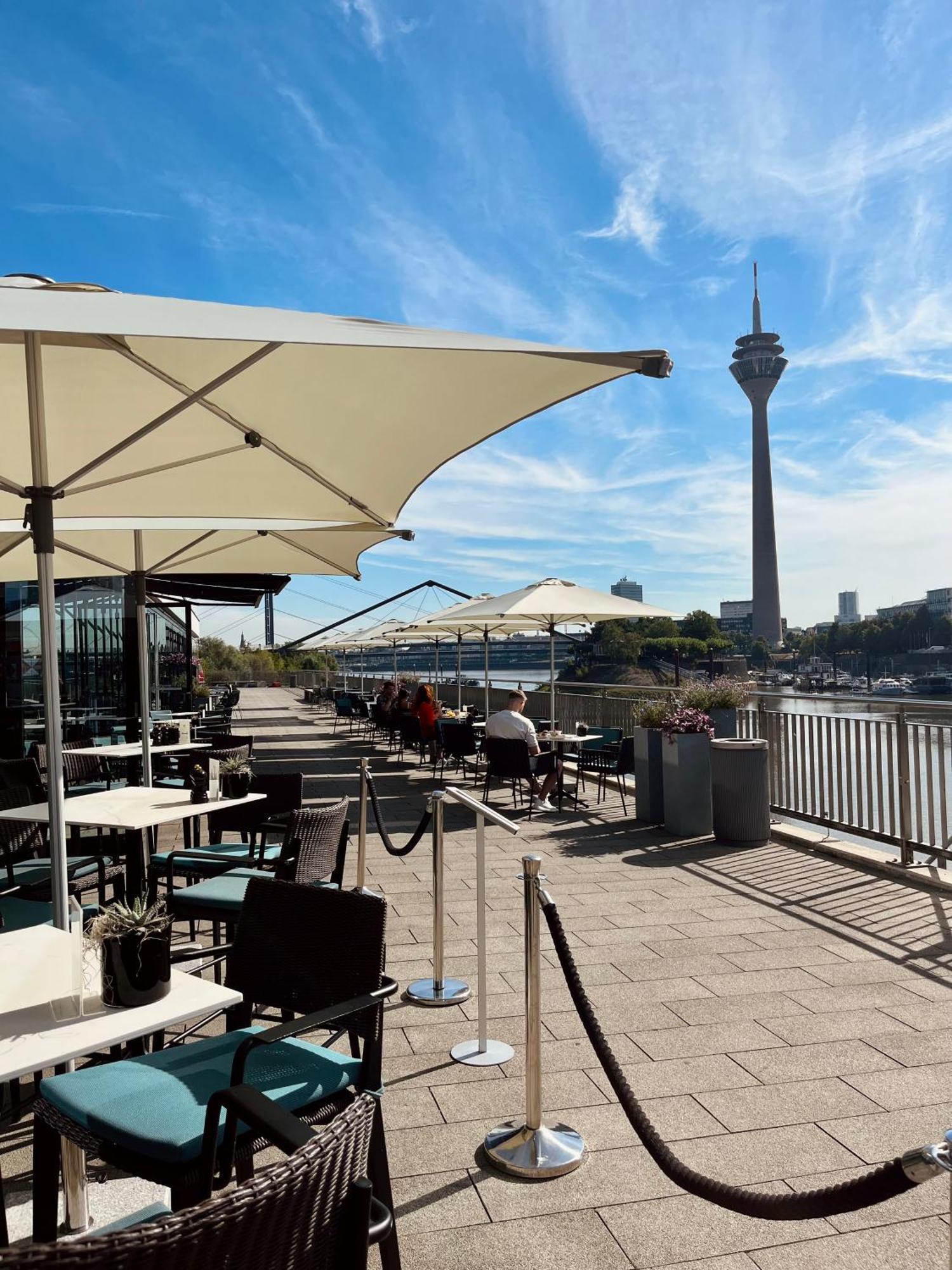 Hyatt Regency Dusseldorf Düsseldorf Exterior foto Restaurant on the Rhine